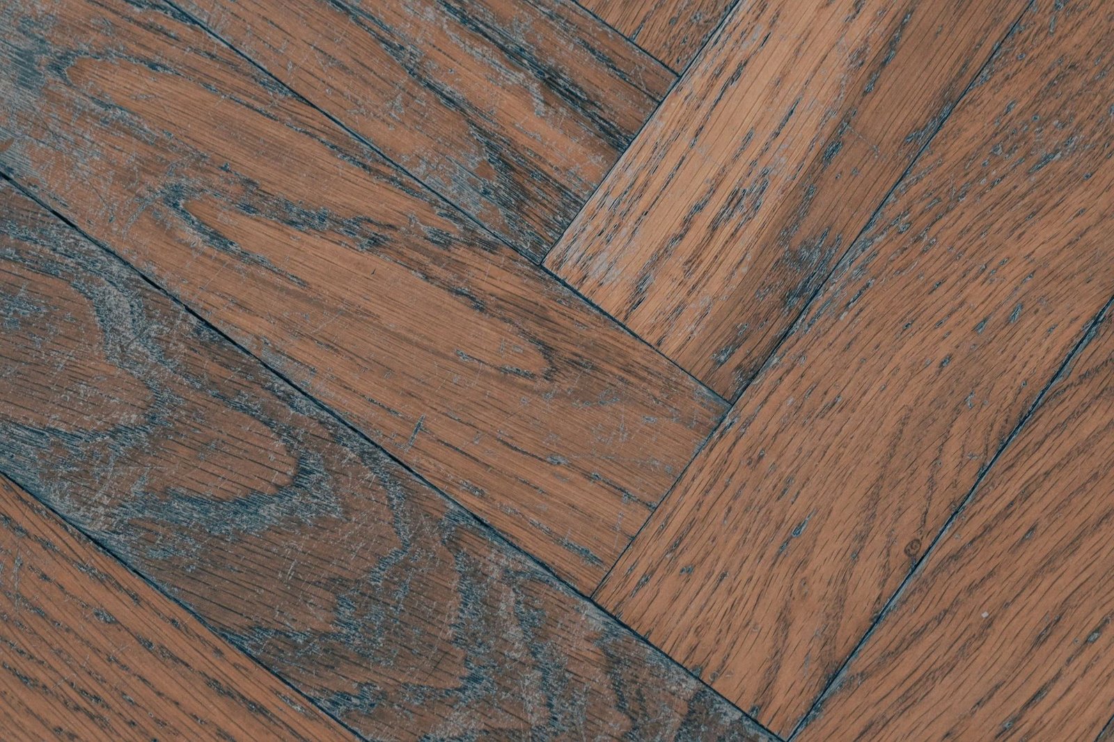 Parquet en bâton rompu usé et grisé, avant rénovation
