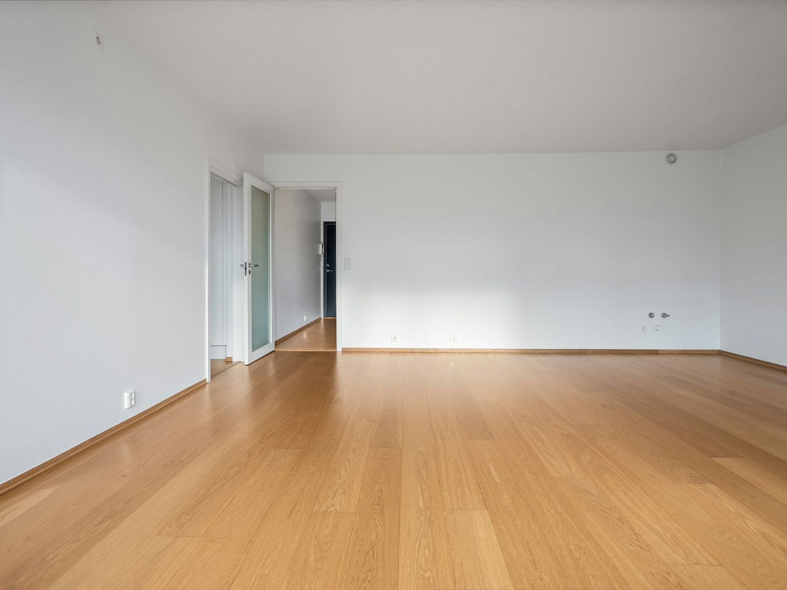 Pièce lumineuse au parquet clair d'aspect mat, sans reflet