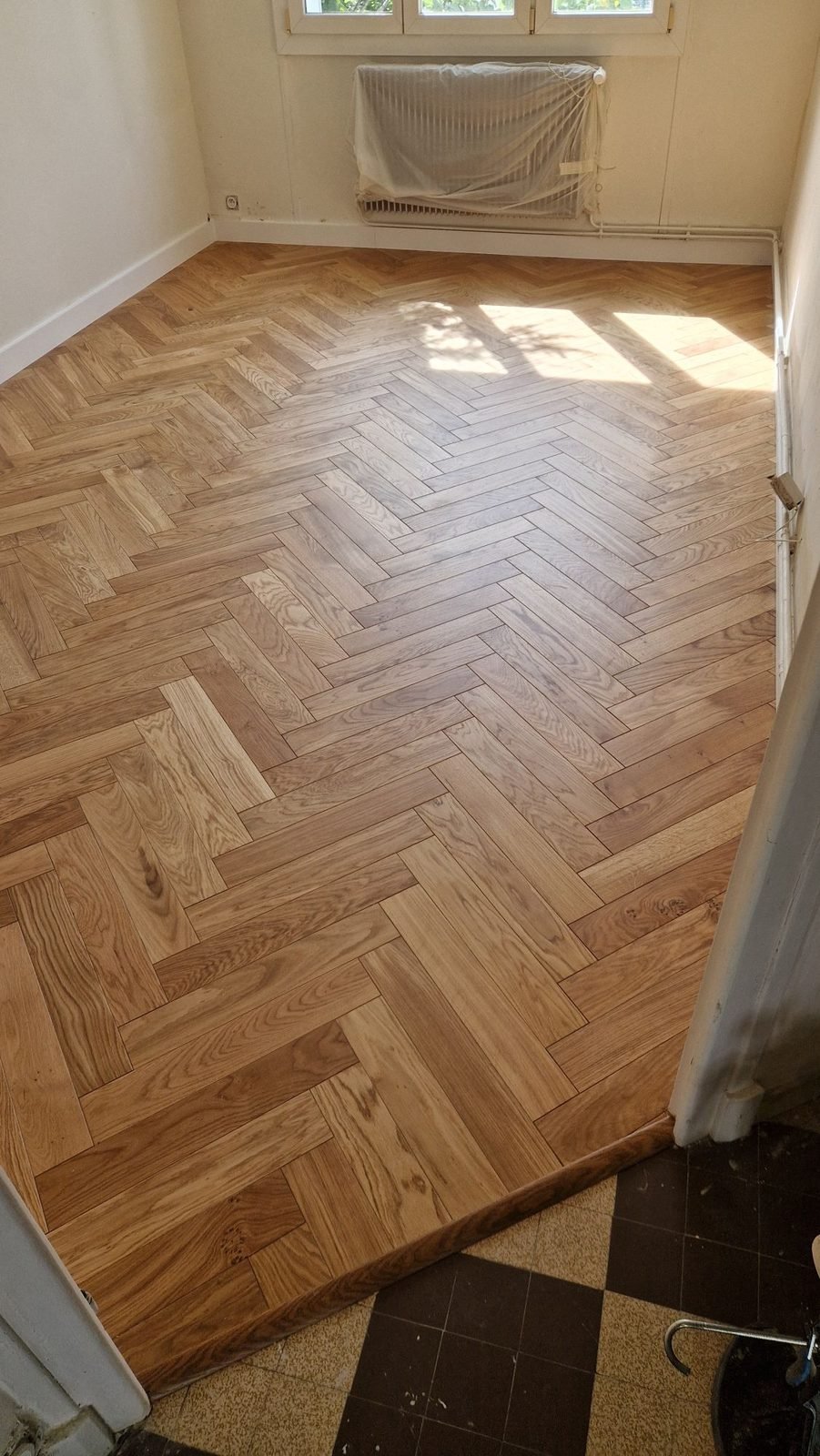Chambre au parquet en bâton rompu de chêne fraîchement posé