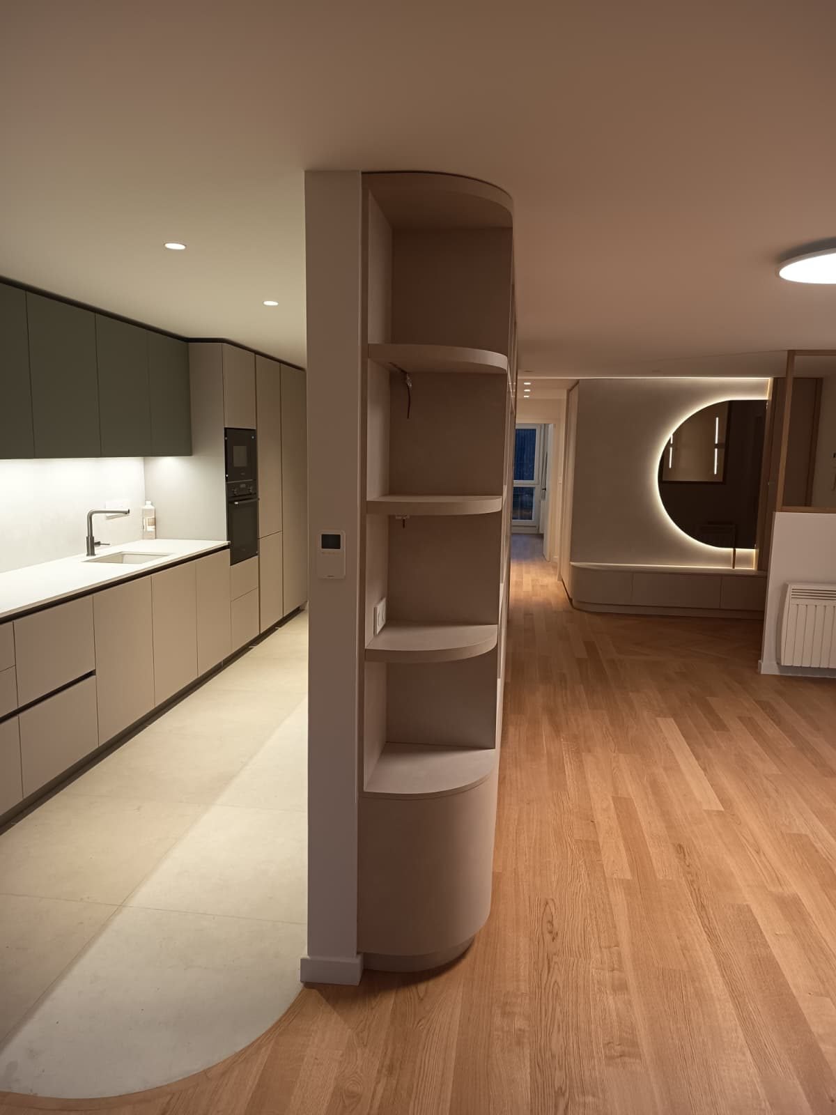 Parquet en chêne qui rejoint le carrelage de la cuisine par un raccord en courbe