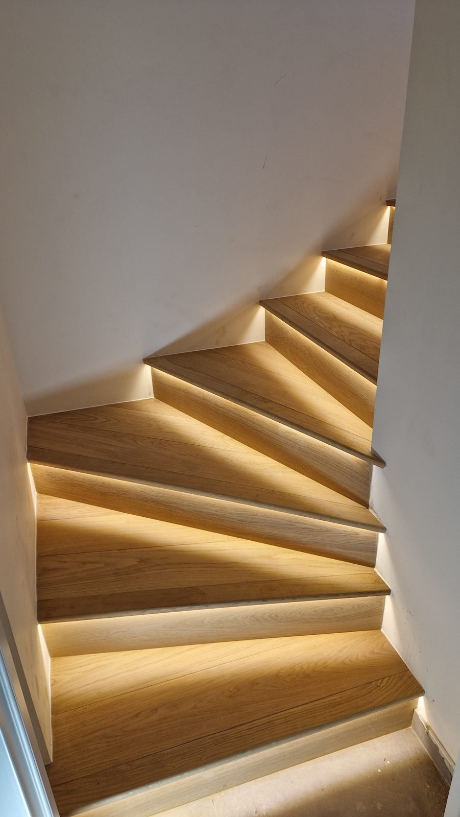 Escalier quart tournant aux marches et contremarches en chêne, éclairage intégré