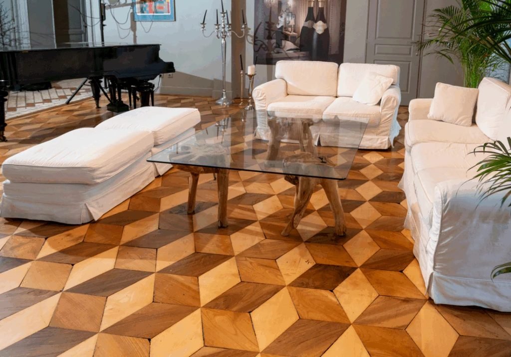 Salon au parquet en losanges de trois tons qui forment un effet de cubes