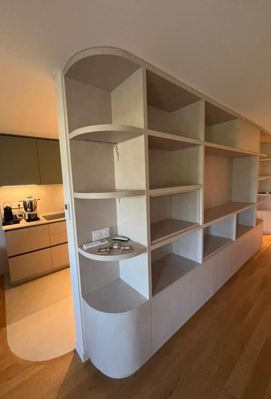 Raccord en courbe entre le parquet en chêne et le carrelage de la cuisine