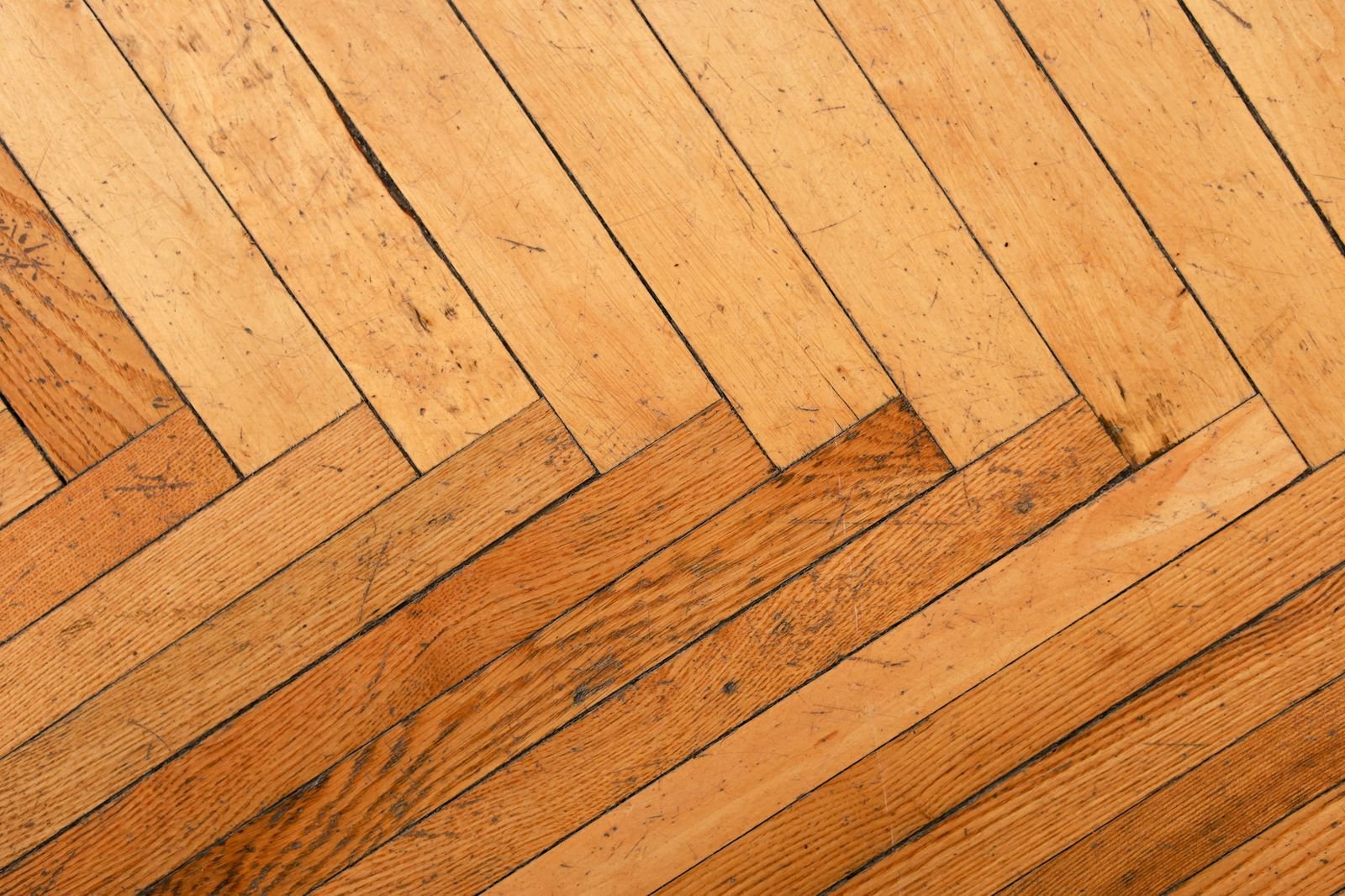 Parquet en bâton rompu avec des lames fendues et rayées